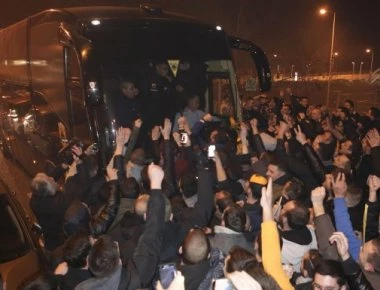 Αποθέωση ΑΕΚ στη Λάρισα: «Φέρτε μας το νταμπλ»!